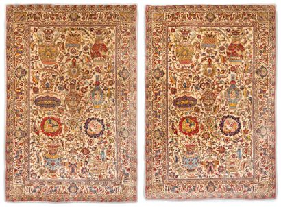 null Rare paire de tapis Tabriz à décor de vases, médaillons et corbeilles sur fond...