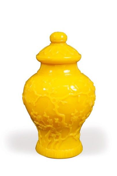 null Beau vase couvert en verre de pekin jaune à décor en relief d'oiseaux perchés...