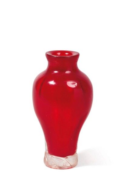 null Petite vase meiping en verre rouge, le col orné d'une frise de grecques. La...