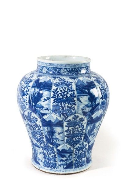 Grand vase balustre en porcelaine orné de...