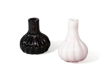 null Deux petits vases à panse cannelée en verre de Pékin, l'un de couleur aubergine,...