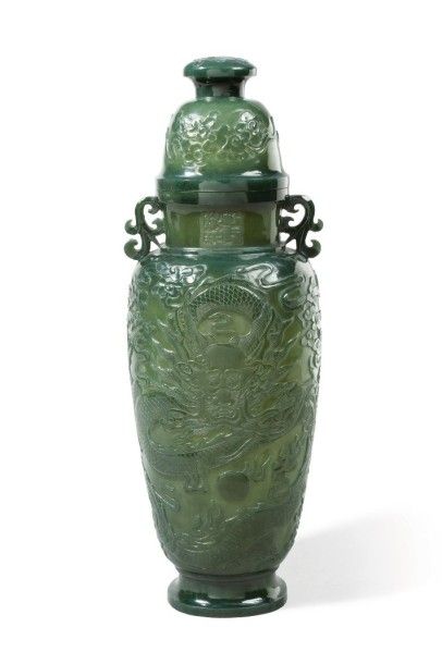 null Grand vase couvert en jade vert épinard à décor en léger relief d'un dragon...