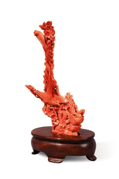 null Branche de corail orange à décor finement sculpté d'oiseaux de paradis branchés...
