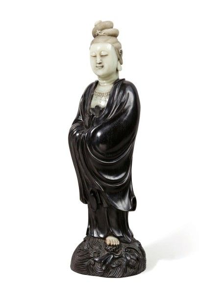 null Important sujet en stéatite et bois représentant une guanyin debout dans un...