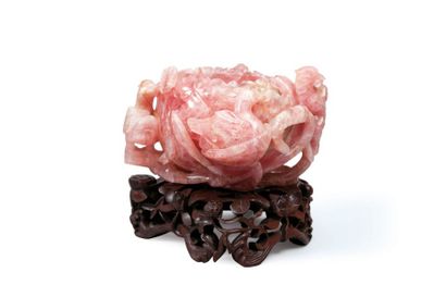 null Important godet en quartz rose en forme de bouton de lotus entouré de quatre...