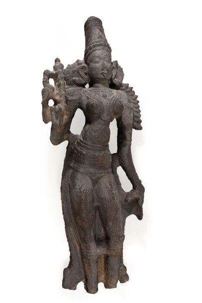 null Grand sujet en pierre grise représentant la divinité Lakshmi en tribangha tenant...