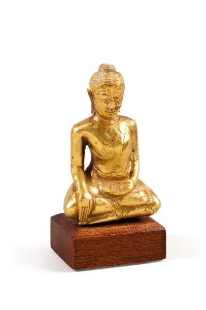 null Bouddha en feuilles d'or sur une âme en pierre représentant le bouddha assis...