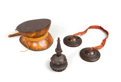 null Lot comprenant un Damaru, une paire de clochettes rituelles, une cloche surmontée...