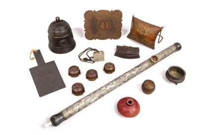 null Lot d'objets de curiosité comprenant une pipe à opium en métal d'Indochine,...