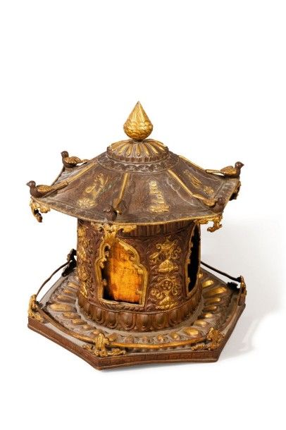 null Moulin à prière en laiton reprenant la forme d'un temple, à décor des objets...
