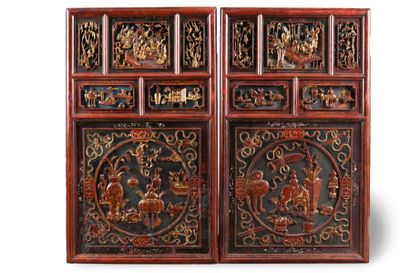 null Deux portes de cabinet en bois laqué rouge, or et noir à décor sculpté en médaillons...