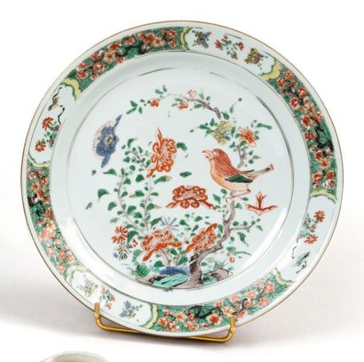 null Assiette en porcelaine et émaux de la famille verte à décor au centre de papillons...