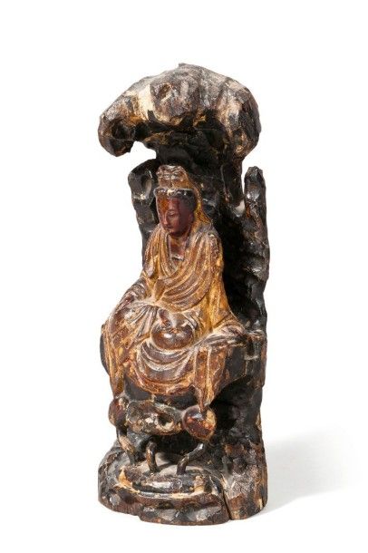 null Guanyin en bois laqué anciennement doré représentée assise dans une grotte au...
