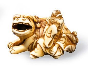 null Netsuke en ivoire représentant Monju Bosatsu adossé à un lion bouddhique.Japon,...