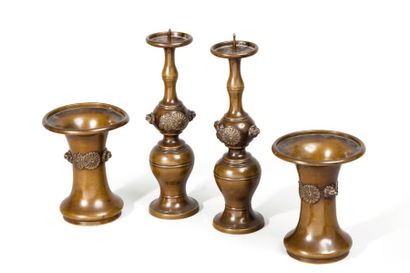 null Garniture en bronze Sentoku de belle patine composée de deux vases cornet à...