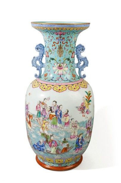 Grand vase balustre en porcelaine et émaux...
