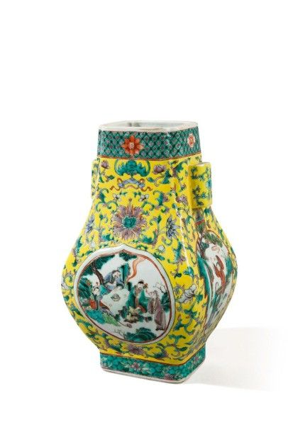 Vase de forme Hu en porcelaine à décor en...