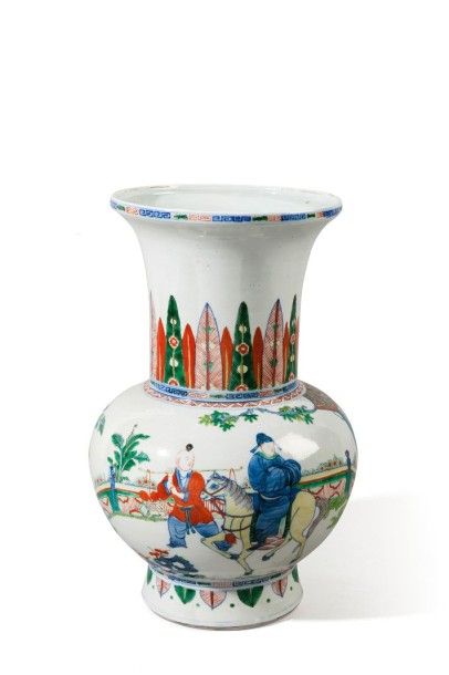 null Vase balustre en porcelaine et émaux famille verte à décor en polychromie d'un...