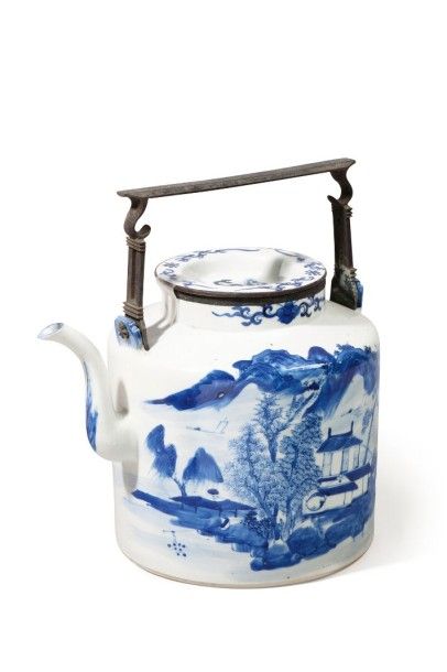 null Grande théière en porcelaine à décor en bleu sous couverte d'une cité lacustre...