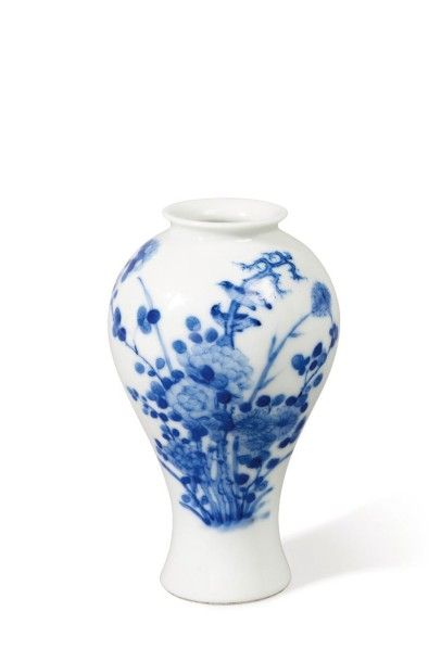 null Vase Meiping en porcelaine Bleu blanc à décor d'oiseaux parmi pivoiniers en...