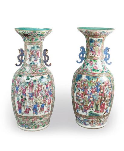 null Importante paire de vases balustres à col évasé en porcelaine de Guangdong et...