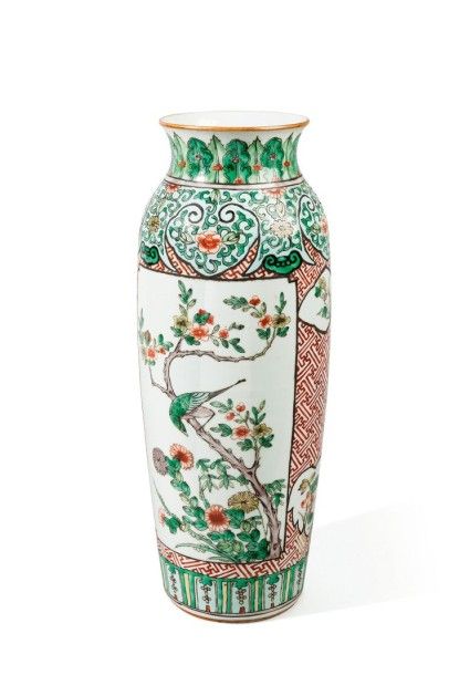 null Vase cylindrique en porcelaine et émaux de la famille verte à décor d'oiseaux...