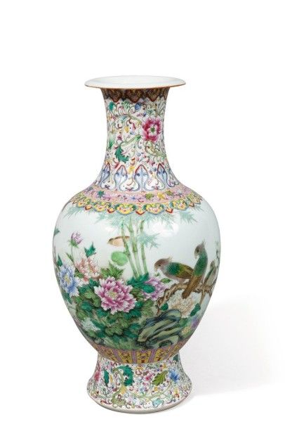 null Vase balustre en porcelaine à décor d'oiseaux au milieu de fleurs et végétaux,...