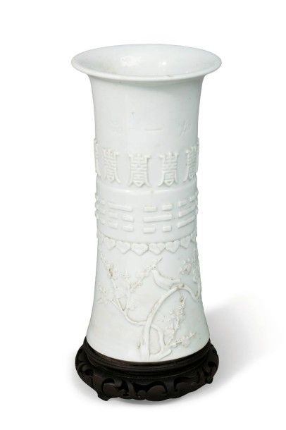 null Vase cornet en porcelaine blanche à décor dans la partie inférieure en léger...