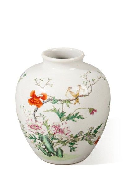null Vase en porcelaine émaux de la famille rose à décor de chrysanthèmes, pivoines,...