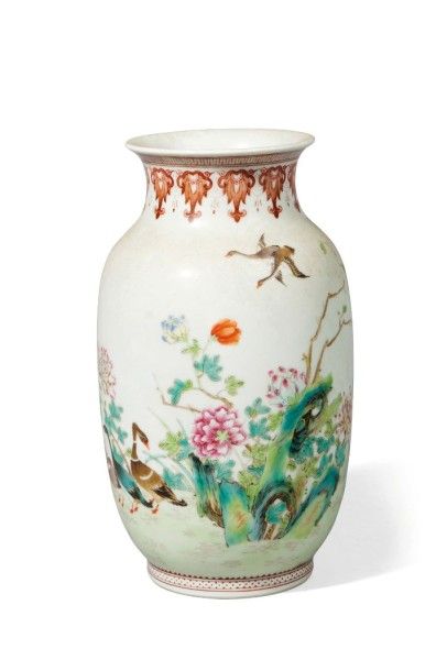 null Vase maillet en porcelaine et émaux polychromes à décor d'oies au milieu de...