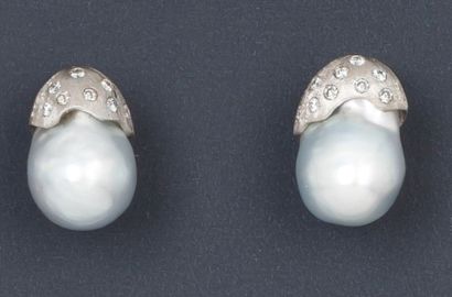 REPOSSI Paire de boucles d'oreilles en or gris ornées chacune d'une perle de culture...