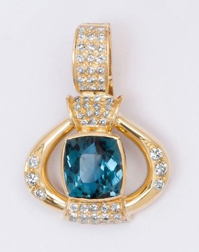 null Pendentif en or jaune orné d'une topaze bleue dans un entourage de diamants...