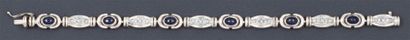 Bracelet articulé en or gris orné de saphirs...
