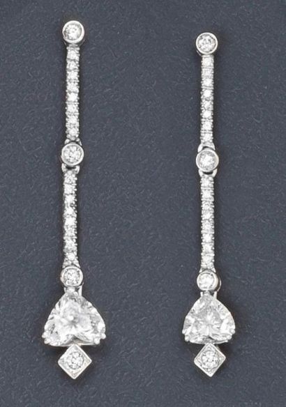 REPOSSI Paire de pendants d'oreilles en or gris entièrement sertis de diamants ornés...