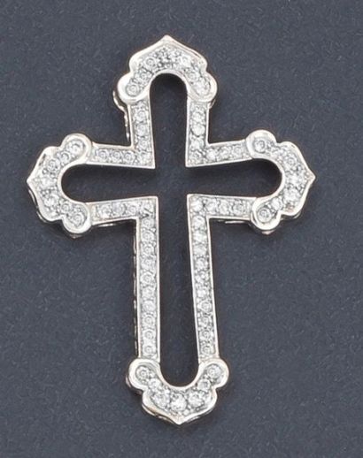 Pendentif «Croix» en or gris serti de diamants...