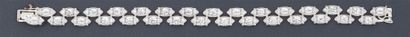 null Bracelet articulé en or gris orné de motifs navette sertis de diamants taillés...