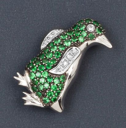 null Broche pendentif «Pingouin Empereur» en or gris serti de diamants et grenats...