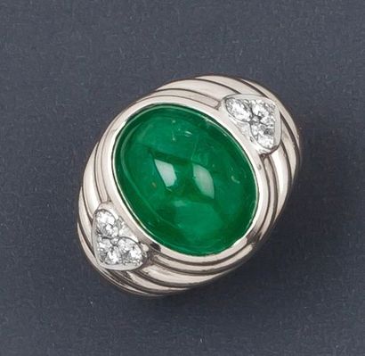 REPOSSI Bague en or gris godronné ornée d'une émeraude cabochon épaulée de deux motifs...