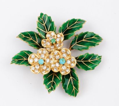 BOUCHERON Broche «Fleur et Feuillage» en or jaune émaillé vert sertie de diamants...
