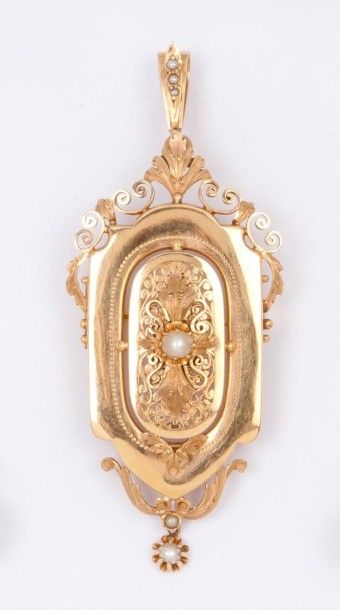 null Broche pendentif en or jaune ciselé ornée d'une perle de culture. Vers 1900....