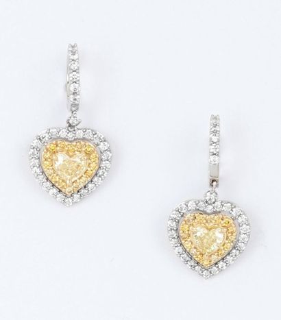 null Paire de boucles d'oreilles «Coeur» en or gris ornées chacune d'un diamant jaune...