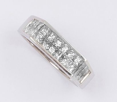 null Bague en or gris ornée de deux lignes de diamants princesse. P. 4,8g.