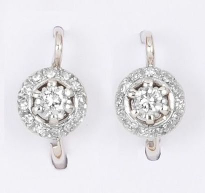 null Paire de boucles d'oreilles «Dormeuse» en or gris ornées chacune d'un diamant...