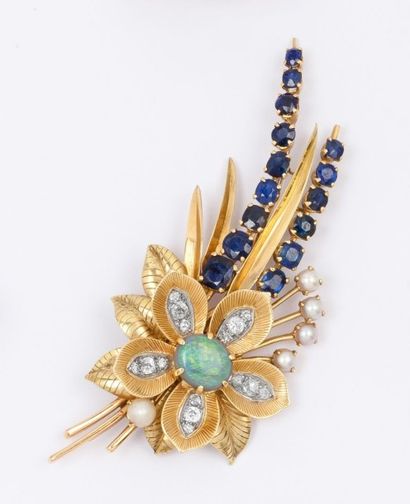 null Broche «Bouquet» en platine et or jaune sertie de diamants, saphirs et perles...