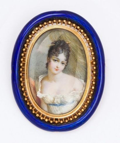 null Broche en or jaune émaillé bleu ornée d'une miniature peinte représentant une...