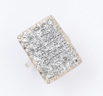 null Bague en or gris ornée d'un pavage de diamants taillés en brillant. P. 5,5g...