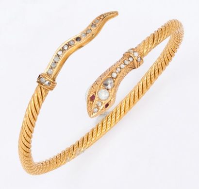 null Bracelet «Serpent» en or jaune guilloché serti de diamants taillés en rose,...