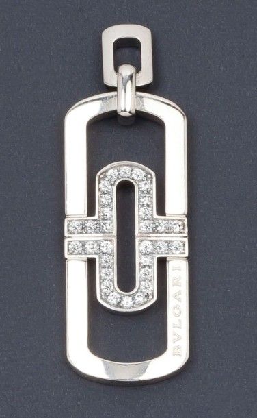 BULGARI Collier de passementerie noir orné d'un motif central en acier serti de diamants...