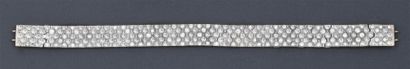 null Bracelet souple extensible en or gris entièrement serti de diamants taillés...