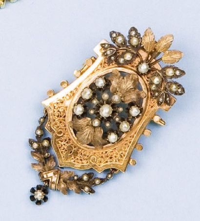 null Broche pendentif porte photo en or jaune ajouré ornée de perles fines. P. 17,3...